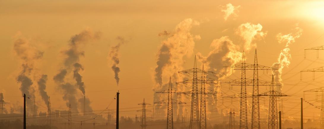 Klimaschutz Abgase einer Industrielandschaft