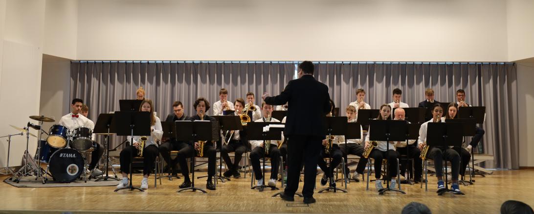Die Big Band das Theodor-Heuss-Gymnasiums Nördlingen riss mit seinem schwungvollen Repertoire das Publikum mit.