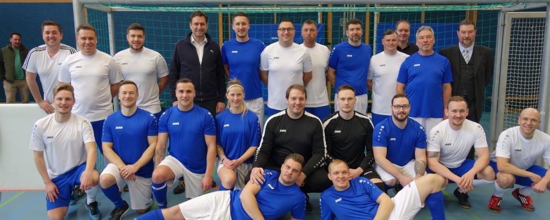 Die beiden Teams der JVA Niederschönenfeld mit dem bayerischen Staatsminister der Justiz, Georg Eisenreich und dem Anstaltsleiter der JVA Niederschönenfeld, Marc Döschl.