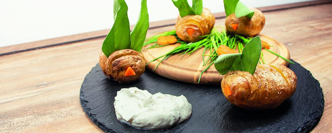 Kartoffel-Hasen mit Kräuterquark passen zu Ostern.