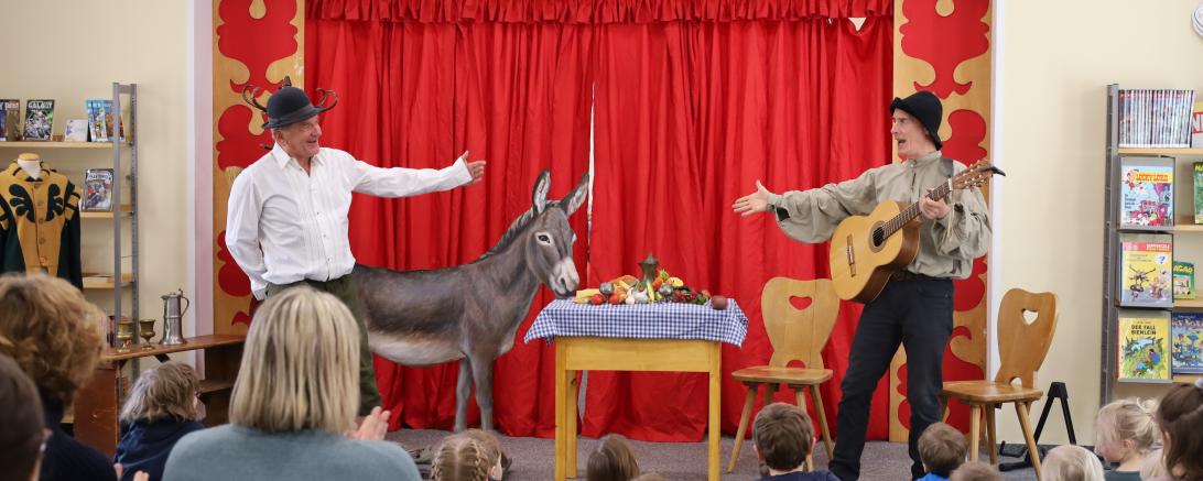 Mit der Aufführung "Tischlein deck dich", starteten die 19. Donauwörther Kinder-Kulturtage sehr erfolgreich.