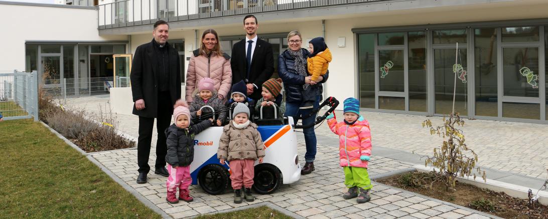Krippenkinder der Kita St. Michael mit (von links) Stadtpfarrer Benjamin Beck, Nina Menth (stv. Kita-Leiterin und Gruppenleitung Krippe), Patrick Senft (Raiffeisen-Volksbank Ries) und Kita-Leiterin Heike Oswald. 