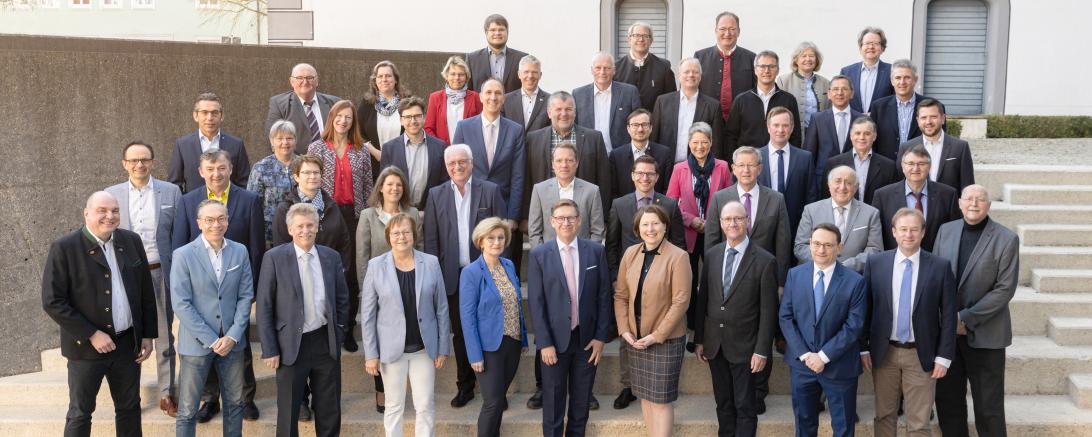 Das Bild zeigt das Kreistagsgremium Donau-Ries