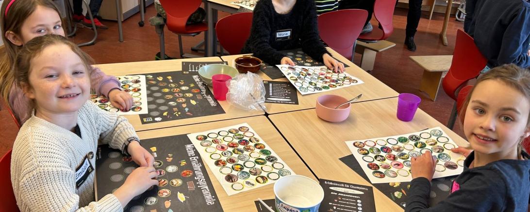 Das Bild zeigt Schülerinnen und Schüler der 2. Klassen