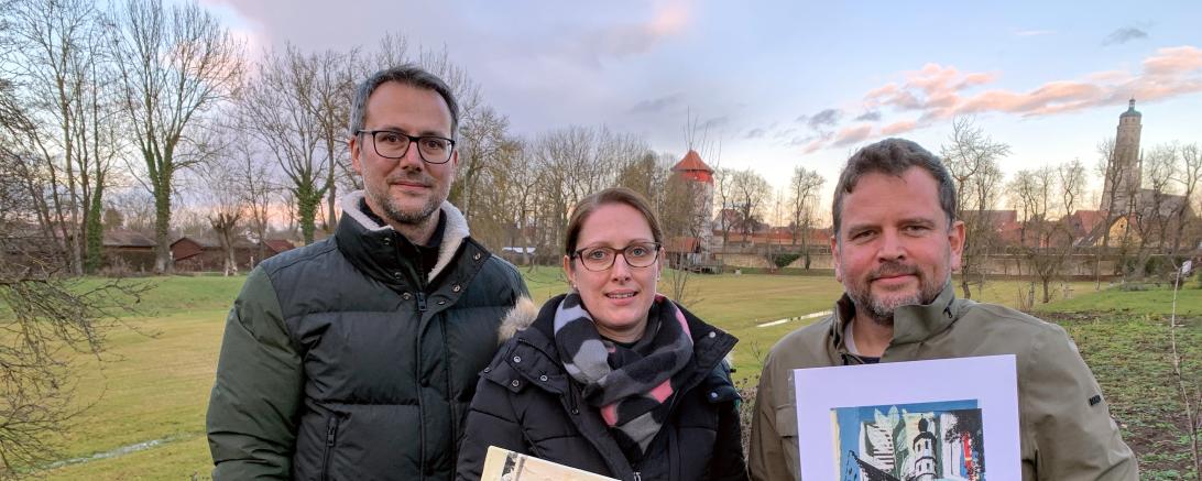 Das Bild zeigt von links Präsident Steffen Höhn mit den Gewinnern Karina Endmeier (4. Platz) und Stefan Strempel (5. Platz) mit ihren gewonnenen Bildern. 