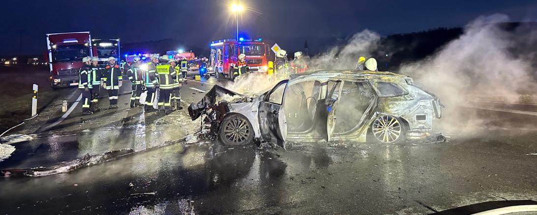 Das Bild zeigt eines der stark beschädigten Fahrzeuge.