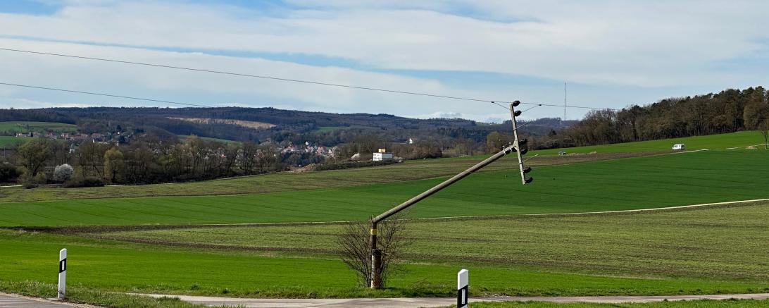 Neben der B25 auf Höhe Wörnitzstein sind drei Strommasten umgeknickt. 