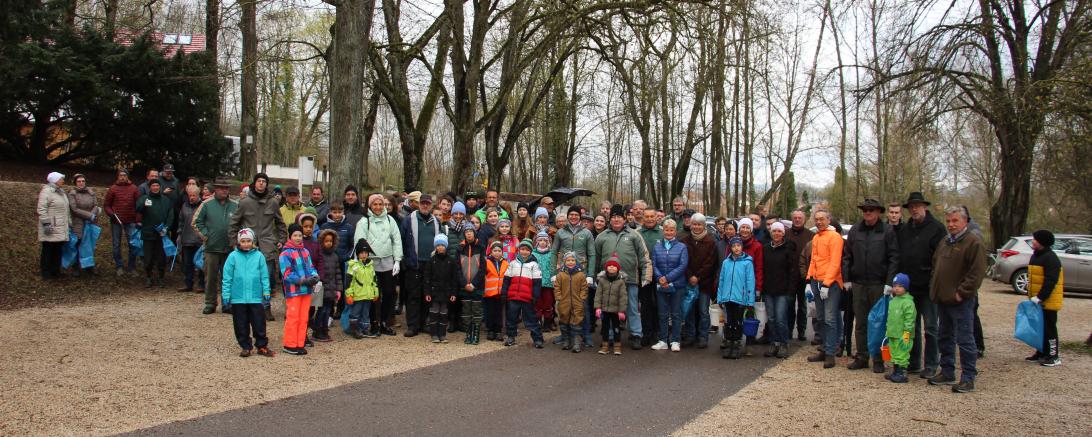 Die Teilnehmer der Putzaktion 2022 am Treffpunkt Marienhöhe.