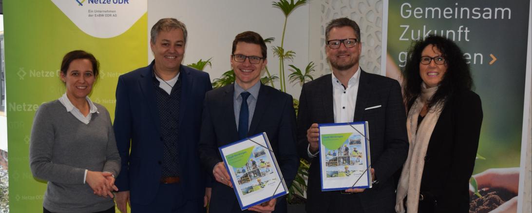 Nicole Schwarz (Amtsleiterin Rechtsamt Stadt Nördlingen), Sebastian Maier (Aufsichtsratsvorsitzender Netze ODR GmbH), Oberbürgermeister David Wittner, Matthias Steiner (Geschäftsführer Netze ODR GmbH) und Heidrun Benedikter (Kommunales Management EnBW ODR AG).