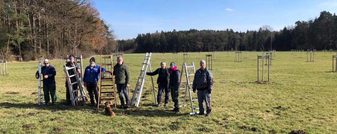Josef Deubler, Erwin Lettenbauer, Erich Schabert, Walter Gerstmeyer, Jörg Üschner, Sophia Och und Sigi Kordick beim Obstschnitt.