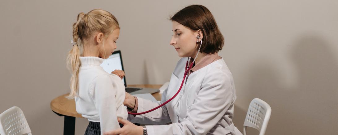 Ein Mädchen beim Kinderarzt.