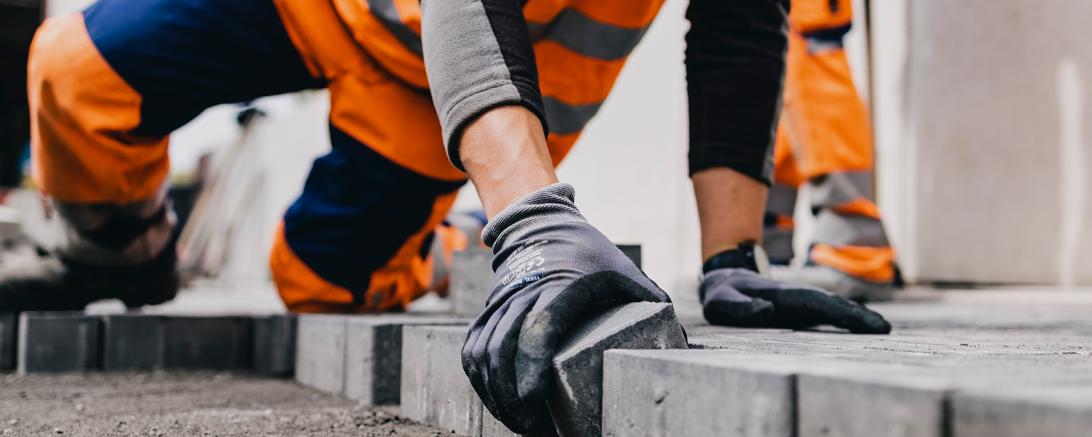 Ein wichtiger Baustein gegen die Krise: Bauarbeiter bekommen eine Inflationsausgleichsprämie. „Jetzt sind die Chefs dran, ihre Leute durch die Krise zu bringen und sie im Job zu halten“, so die IG BAU. Die Gewerkschaft hat dazu jetzt 1.000 Euro „Krisen-Puffer-Prämie“ erreicht – und spricht von einem „Finanz- Pflaster“ für die Beschäftigten der Branche.