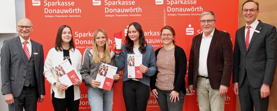 Das Siegerteam „Friendziis“ der Realschule St. Ursula mit Sophia Lechner, Johanna Reiner und Angelina Novak.
