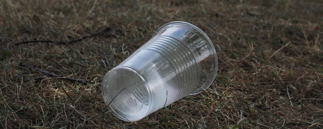 Ein Plastikbecher auf dem Boden.