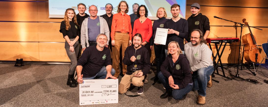 Rund 15 Mitglieder der Kraterkultur waren vor Ort und nahmen gemeinsam mit Vorsitzendem Christian Bauer den mit 2000 Euro dotierten Preis entgegen.