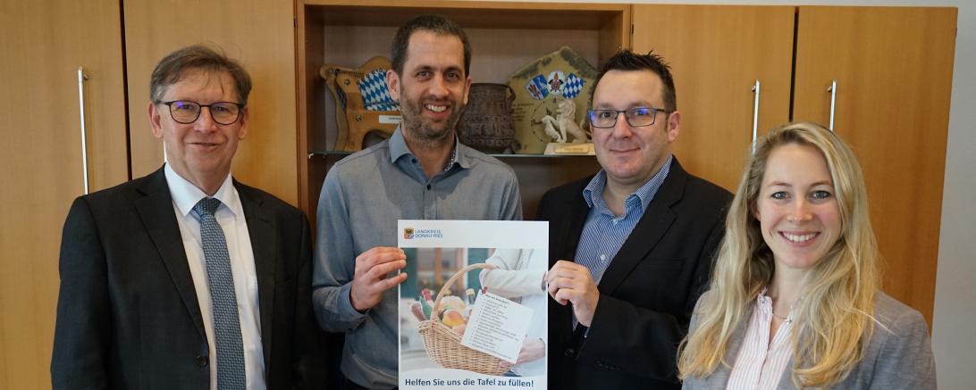 v.l.n.r.: Landrat Stefan Rößle, der Geschäftsführer der Diakonie Donau-Ries Johannes Beck, der Geschäftsführer der Caritas Donau-Ries Branko Schäpers und Konversionsmanagerin Barbara Wunder bei der Vorstellung der Dorfladen-Tafel-Aktion.