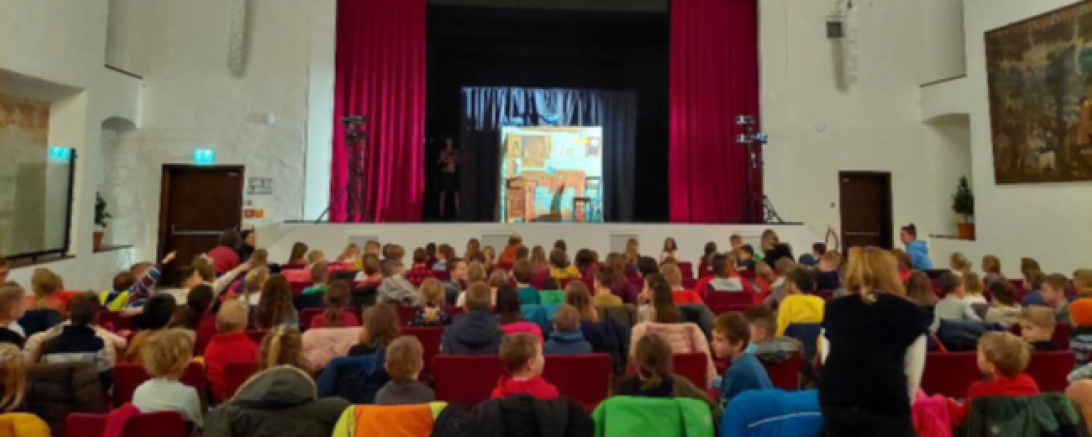 Rund 150 Vorschülerinnen und Vorschüler aus den Nördlinger Kindertagesstätten warten gespannt auf Pumuckls Erscheinen.