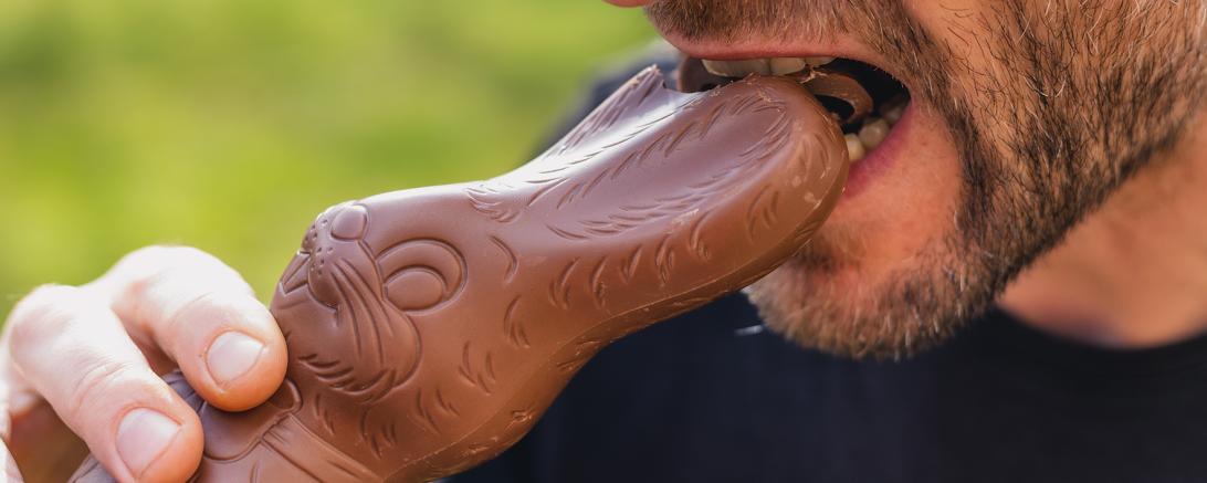 Der „Ohren-Biss“ als Klassiker beim Anknabbern von Schoko-Hasen. Ob Nervennahrung oder Heißhunger: Schokolade ist süße Verführung und schmeckt. Jetzt will die Gewerkschaft NGG denen, die Schoko-Hasen, Pralinen, Schoko-Riegel & Co. produzieren, die Löhne versüßen.