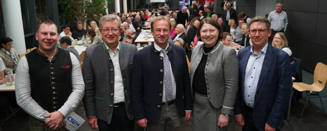 v.ln.r: Moderator Florian Oßwald, Bezirksrat Peter Schiele, MdL Wolfgang Fackler, Landtags-Listenkandidatin Claudia Marb und Landrat Stefan Rößle.