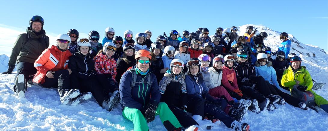 Die siebten Klassen der Maria Stern Realschule im Skilager in Südtirol.