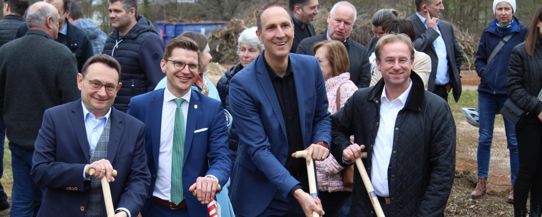 MdB Ulrich Lange, Oberbürgermeister David Wittner, Christoph Schmid und MdL Wolfgang Fackler beim Spatenstich für das neue Hallenbad in Nördlingen.