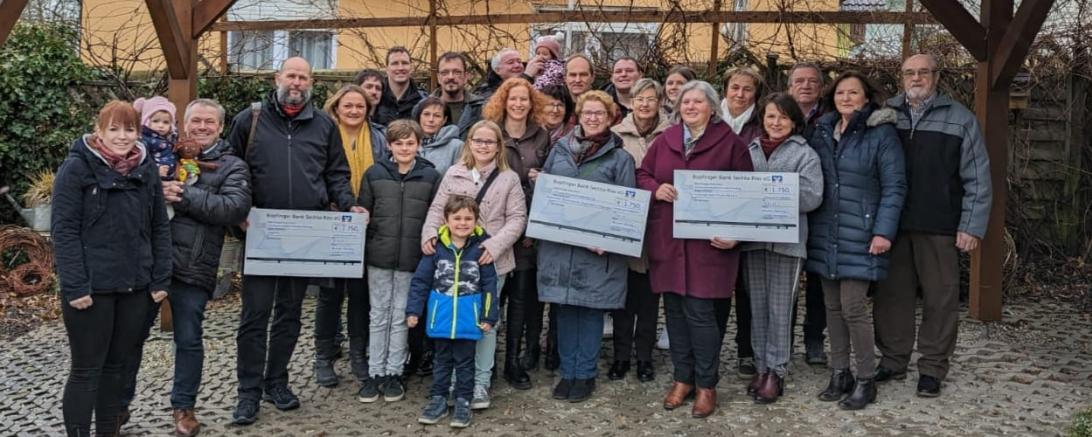 Spendenübergabe des Erlös der Adventsausstellung von Blumen Gloning.