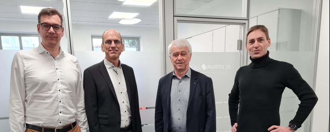 Christian Düll, Raimond Eberle, Gunther Düll und Dr. Herbert Wilhelm bei der Spendenübergabe.