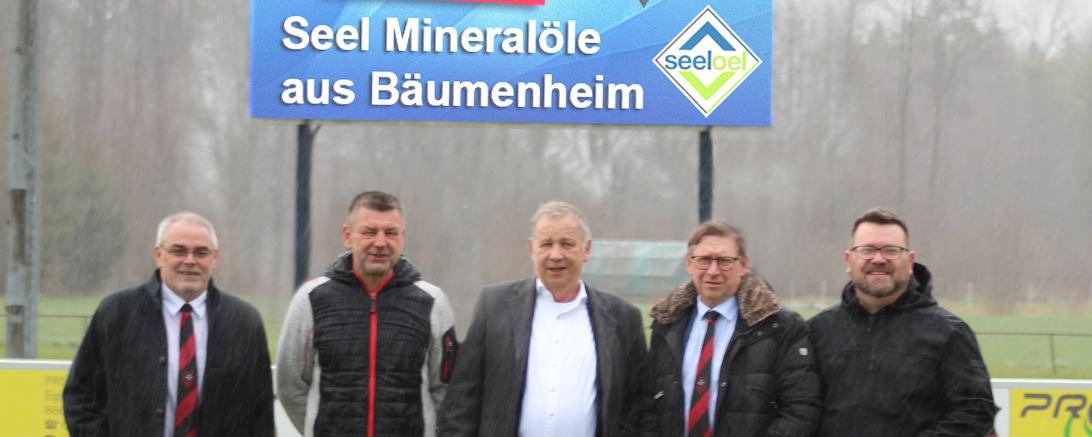 Übergabe der Anzeigetafel von Seel Mineralöl GmbH & Co. KG an den VfB Oberndorf.