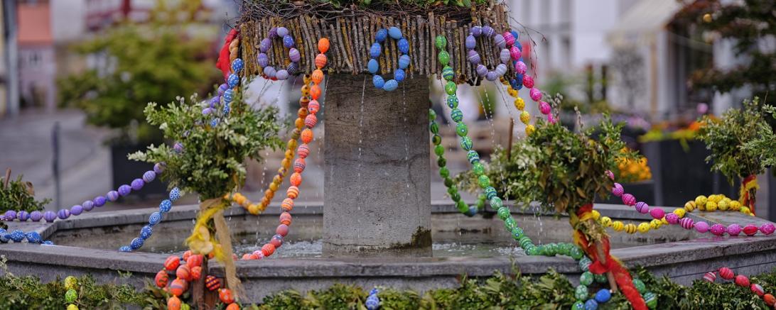 Oettinger Osterbrunnen am Marktplatz