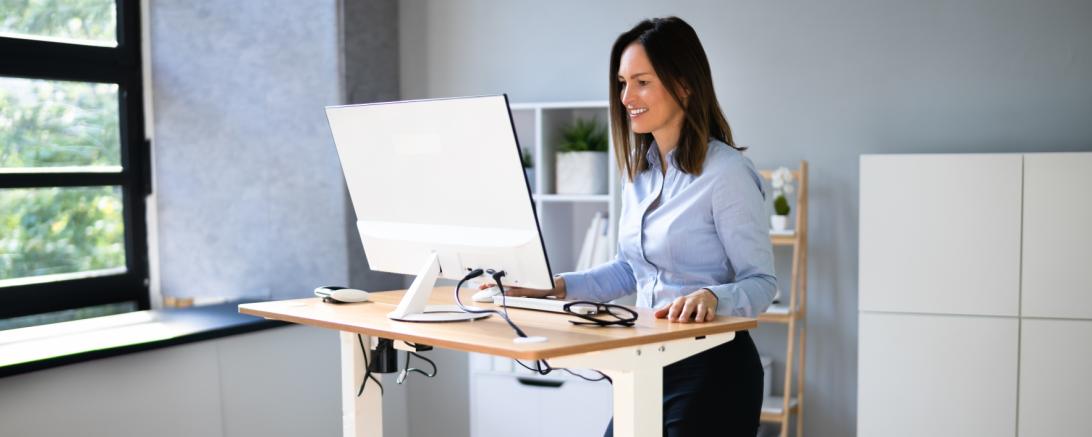 Um die Rückengesundheit zu stärken, ist ein regelmäßiger Wechsel zwischen Sitzen, Stehen und Bewegen sinnvoll.