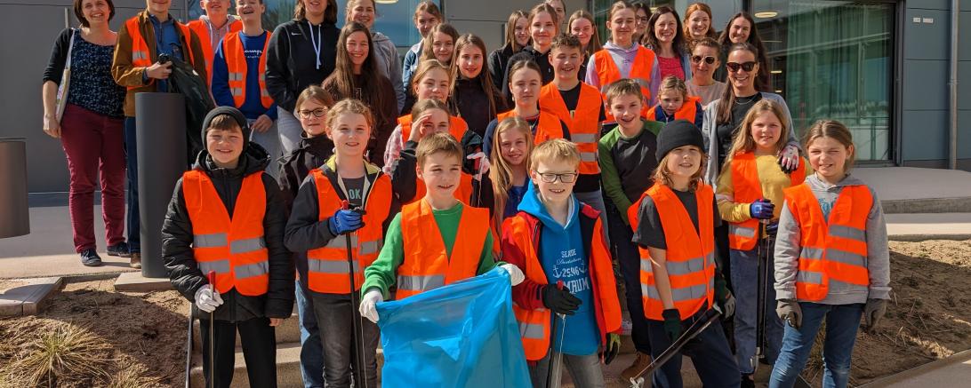 Bei strahlendem Sonnenschein und mit bester Laune haben sich Schüler, Lehrer, Eltern und Geschwister der THG-Schulfamilie an der Flursäuberungsaktion des AWV Nordschwaben beteiligt.