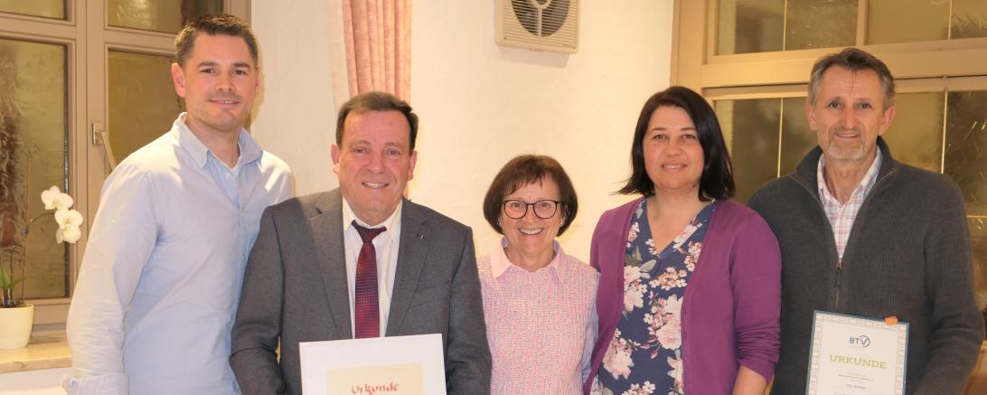 Vorsitzender Michael Romano, Peter und Marianne Held, Jugendwartin Anna Sefranek und Petr Buchta bei der Jahreshauptversammlung.