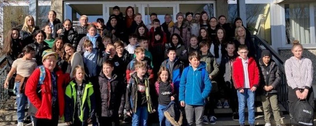 Die Schüler der Leonhart-Fuchs-Mittelschule auf Theaterfahrt in Ulm.