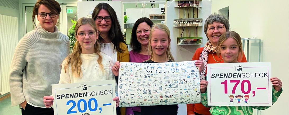 Kunstlehrerin Alexandra Böck, Katharina Bezler, UNESCO-Schulkoordinatorinnen Heike Hauck und Daniela Vogler, Chiara Kesting, Schulleiterin Dr. Renate Rachidi und Maria Düll bei der Spendenübergabe.