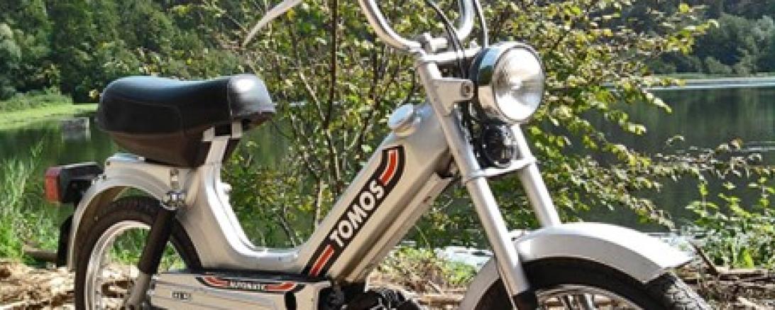 Ein traditionelles Tomos Mofa.