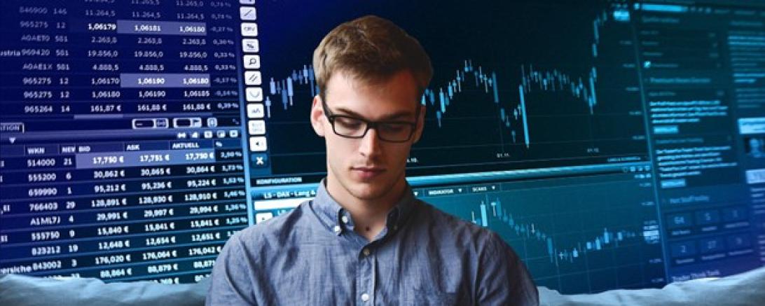 Ein Mann denkt über seine Investitionen nach.