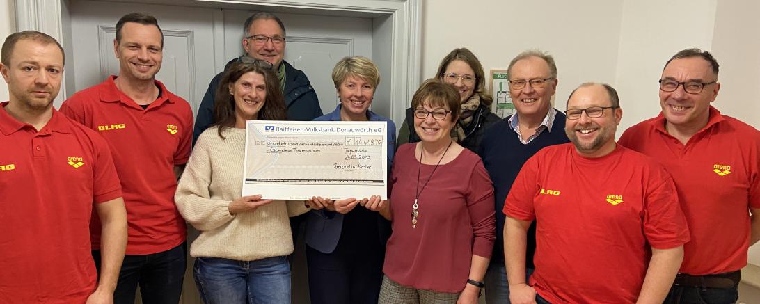 Scheckübergabe durch Mitglieder der Freibadinitiative Tagmersheim und Rettungsschwimmer. v.l.s: Jochen Parzefall, Florian Baur, Karin und Armin Walter, Bürgermeisterin Petra Riedelsheimer, Rosa Schreiber, Carolin Mittel, Manfred Schreiber, Martin Hofman und Erwin Riedelsheimer.