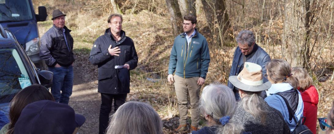 Die Menschen für den Wald und den Umgang mit der Natur sensibilisieren – das ist die Motivation, warum MdL Wolfgang Fackler (Mitte) gemeinsam mit den Bayerischen Staatsforsten den „Waldspaziergang“ durchgeführt hat. 