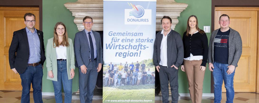 Gemeinsam für eine starke Wirtschaftsregion: Wirtschaftsförderverband DONAURIES (Geschäftsführer Klemens Heininger, stellv. Geschäftsführerin Laura Turbany und Landrat Stefan Rößle) und Wirtschaftsjunioren Donau-Ries (Kreissprecher Marco Kleebauer, stellv. Kreissprecherin Eleonore Fischer u. Vorstandsmitglied Florian Oßwald) im Gespräch.