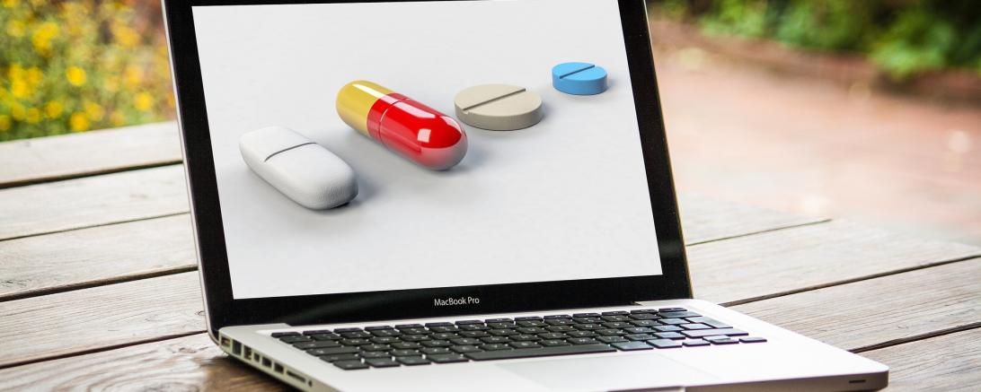 Computer mit Medikamenten 