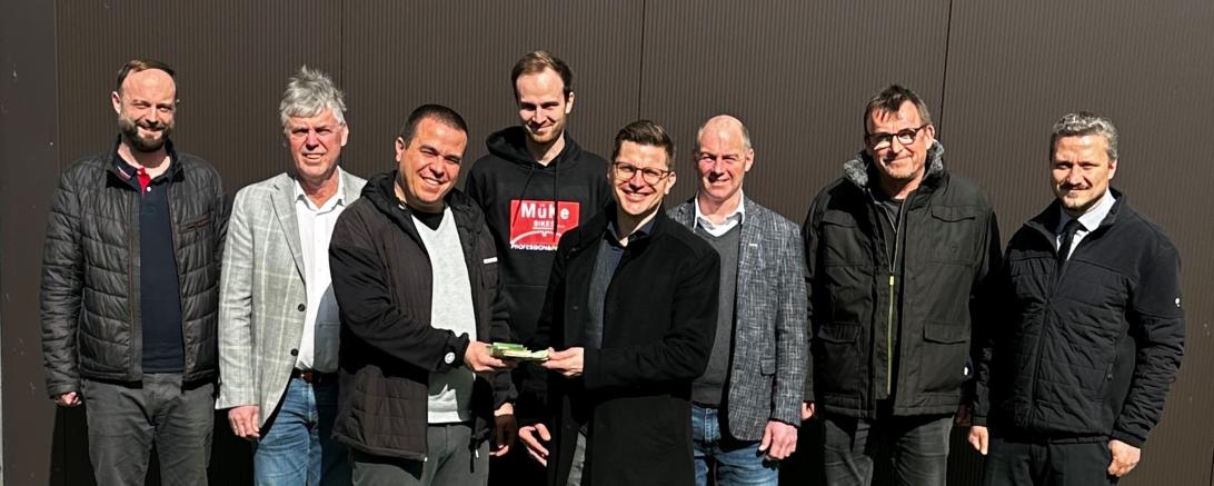 Die am Gewerbestraßenfest am 12. März 2023 teilgenommenen Firmen Autohaus Sens, Autohaus Meier, Autohaus Schweizer, Zweirad Müller, MüKe Bikes, Maler Rauch sowie das Bestattungsinstitut Fischer spenden 1.400 Euro für die Stiftung „Nördlinger Hilfe in Not“. 