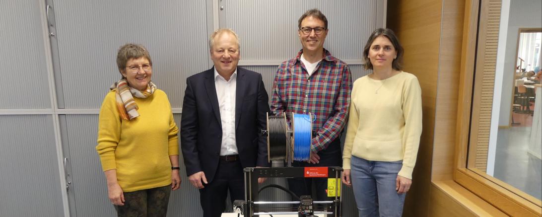 Dr. Renate Rachidi (Schulleiter THG Nördlingen), Wolfgang Winter (Vertreter der Sparkassenstiftung), Jürgen Christ (Fachschaftsleiter Mathematik) und Simone Meißler (Vorsitzende des Freundeskreises des THG).