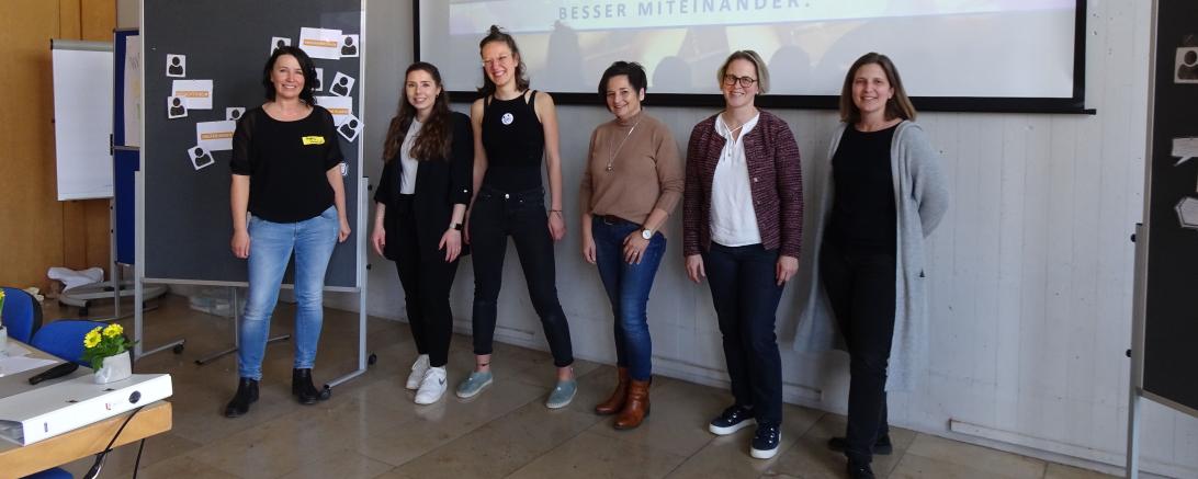 Das Bild zeigt Andrea Ramold (Kommunale Jugendarbeit) Lisa Freudemann, Jenni Müller (beide vom Verein Zeichen gegen Mobbing) Hannelore Menzel (Schulpsychologin für die Mittelchulen im Landkreis Donau-Ries), Stefanie Fuß (Rektorin Mittelschule Harburg), Stefanie Sommer (Jugendsozialarbeiterin an der Mittelschule in Harburg).