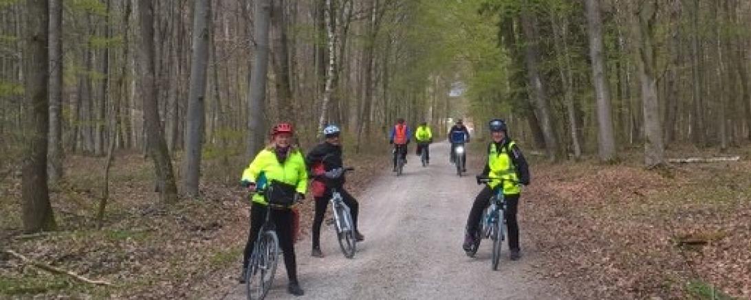 Mit dem ADFC Donau-Ries auf dem Jurahochweg. Tourleiterin Gerti Wedel links im Bild.