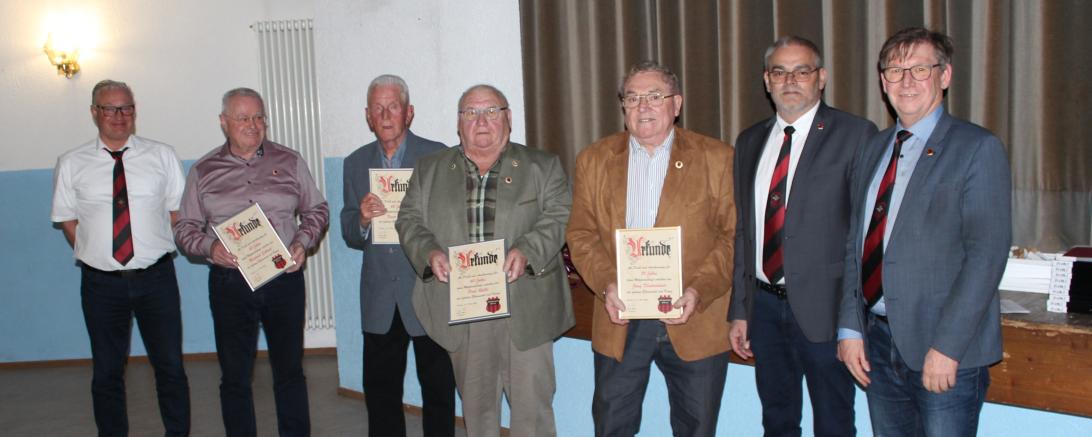 Die Präsidenten vom VfB Oberndorf konnten bei der diesjährigen Jahreshauptversammlung vier Vereinsmitglieder für 60 & 70 Jahre Mitgliedschaft ehren. Von links nach rechts: 3. Präsident Christian Sigel, Reinhold Schmid, Xaver Spreng, Paul Rößle, Josef Klostermeier, 2. Präsident Franz Moll, 1. Präsident Stefan Rößle .
