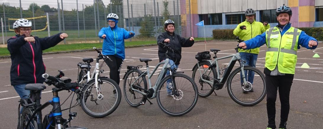 Viel Spaß hatten die Teilnehmer des letztjährigen E-Bike-Kurses mit dem Fahrsicherheitstrainer Karl-Heinz Feldner (r.).