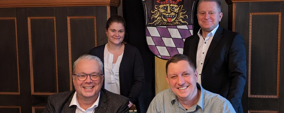 Maria Sandmair, Harald Reinelt (Stadtentwicklung), der 1. Bürgermeister Karl Rehm und Matthias Korber (Geschäftsführer DSLmobil).