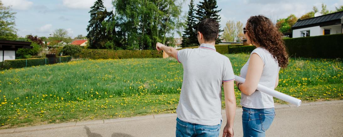 Eine freie Baulücke in einem älteren Wohnquartier kann jederzeit bebaut werden.