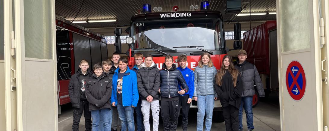 Schüler*innen der Leonhart-Fuchs-Schule zu Besuch bei der Freiwilligen Feuerwehr.