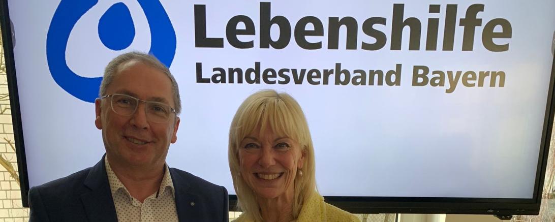 Das Bild zeigt Günter Schwendner, Vorstandsvorsitzender der Lebenshilfe Donau-Ries und Bezirkssprecher der schwäbischen Lebenshilfen und Carolina Trautner, Landesvorsitzende der Lebenshilfe Bayern 